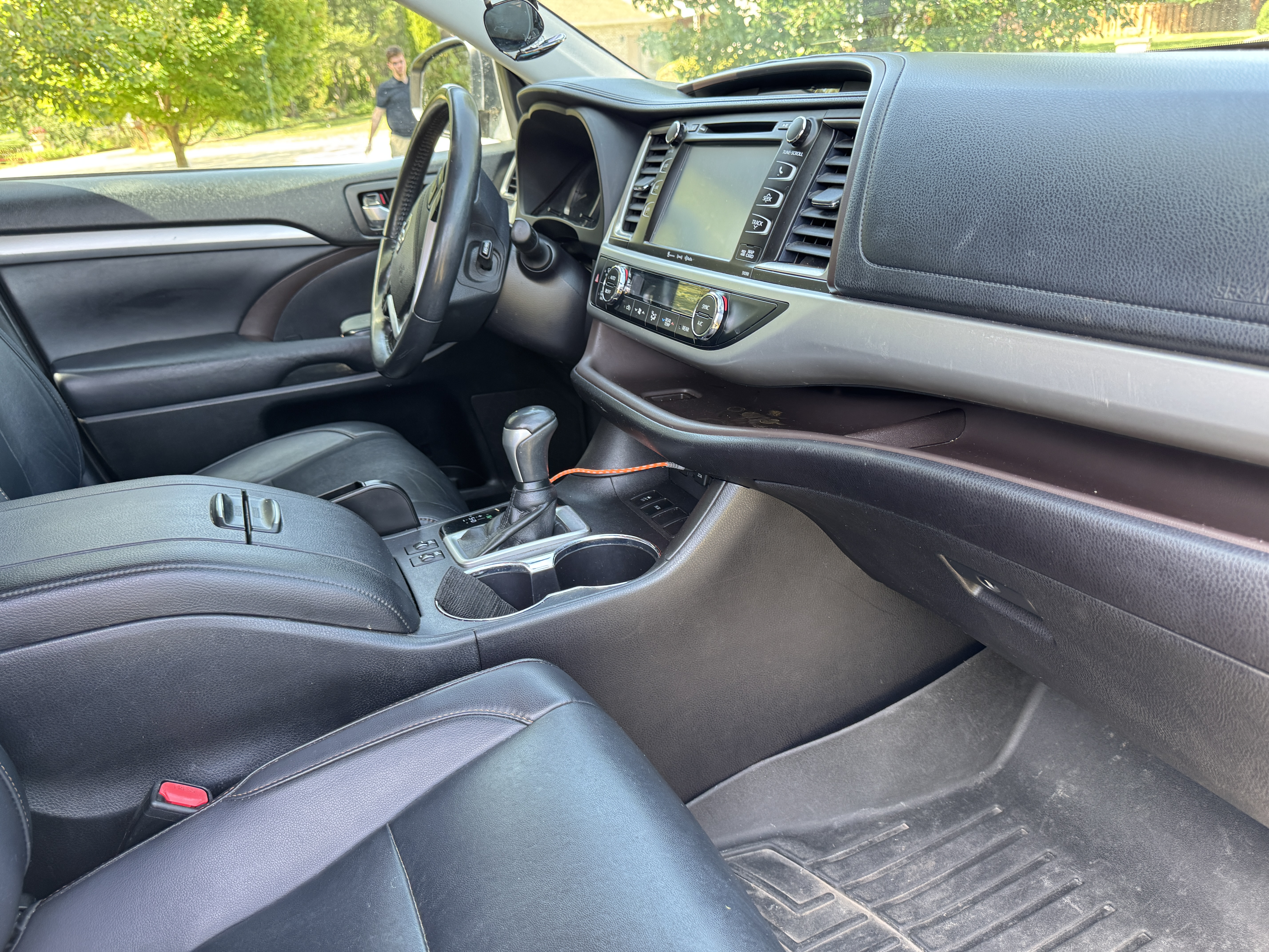 Used 2019 Toyota Highlander XLE FWD image 17