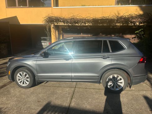 Used 2018 Volkswagen Tiguan SE w/ 3rd Row Seat Package image 2