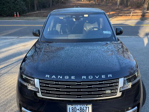 Used 2023 Land Rover Range Rover Long Wheelbase Autobiography image 9