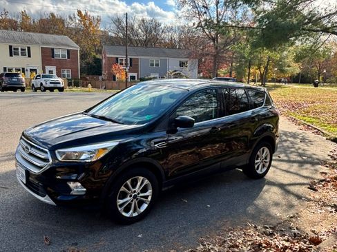 Used 2017 Ford Escape SE image 2