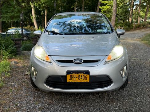 Used 2012 Ford Fiesta SES FWD image 4