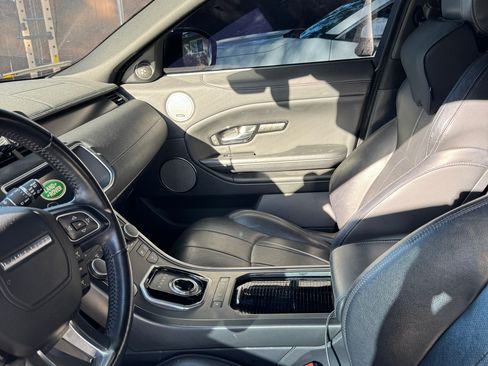 Used 2019 Land Rover Range Rover Evoque SE Premium image 8