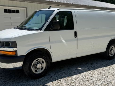 Used 2016 Chevrolet Express 2500 RWD image 2