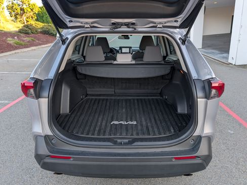 Used 2021 Toyota RAV4 XLE image 12