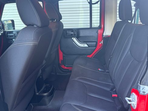 Used 2016 Jeep Wrangler Unlimited Rubicon w/ Connectivity Group AWD/4WD image 8