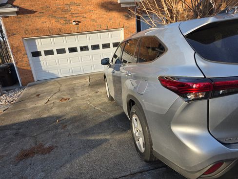 Used 2022 Toyota Highlander L image 11