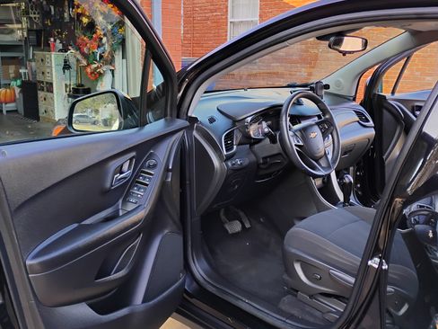 Used 2021 Chevrolet Trax LS w/ Tint and Cruise Package image 9