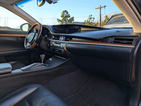 Used 2013 Lexus ES 300h image 17