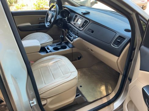 Used 2016 Kia Sedona LX w/ Option Group 020 FWD image 9