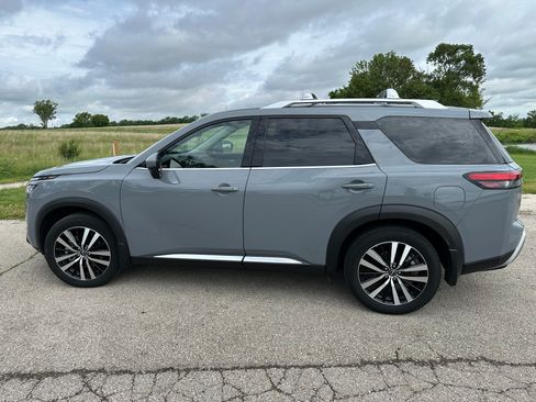 Used 2024 Nissan Pathfinder Platinum AWD/4WD image 1