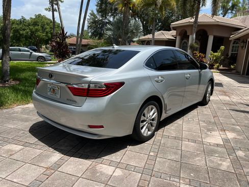 Used 2013 Lexus ES 300h w/ Premium Pkg FWD image 4