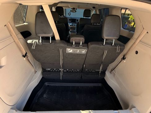 Used 2017 Chrysler Pacifica Touring-L FWD image 8
