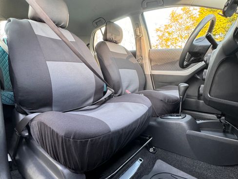 Used 2010 Toyota Yaris 4-Door Hatchback image 18