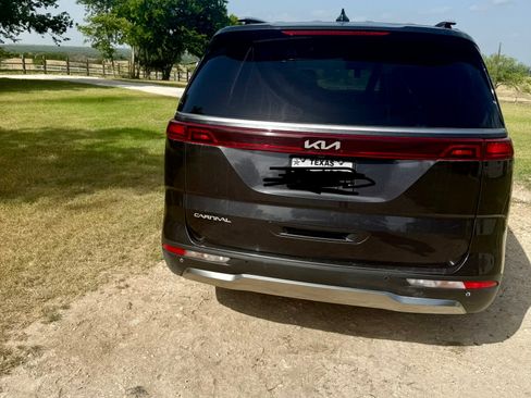 Used 2024 Kia Carnival SX FWD image 4