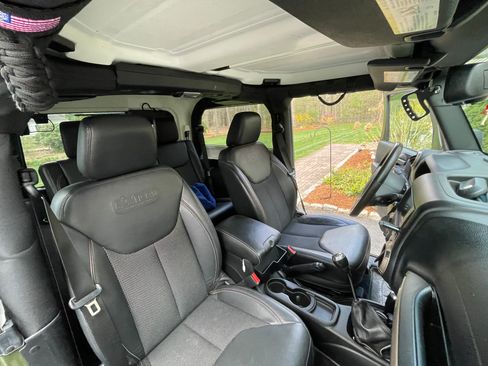 Used 2016 Jeep Wrangler Sahara AWD/4WD image 8