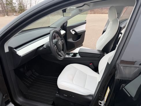 Used 2021 Tesla Model Y Long Range image 11