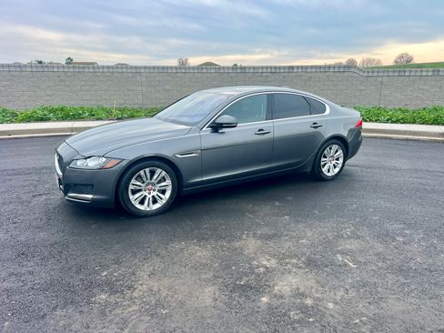 Used 2017 Jaguar XF Premium image 1