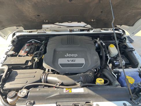 Used 2015 Jeep Wrangler Unlimited Rubicon w/ Connectivity Group image 15