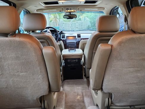 Used 2010 Cadillac Escalade Luxury image 5