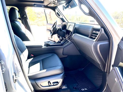 Used 2025 Lexus GX 550 image 11