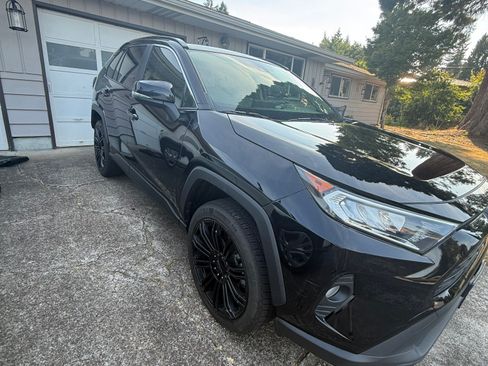 Used 2019 Toyota RAV4 XLE Premium AWD/4WD image 2