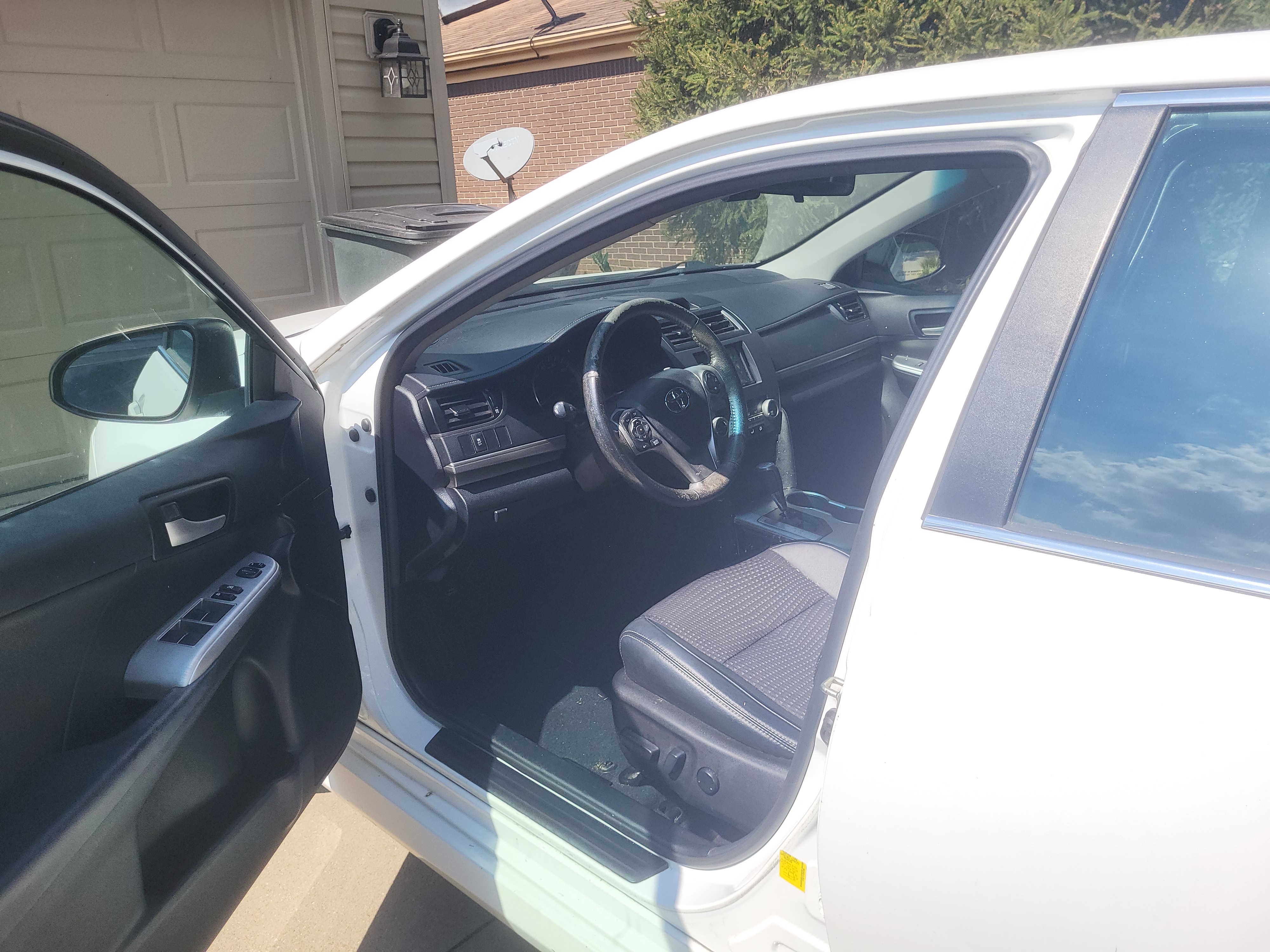 Used 2014 Toyota Camry SE FWD image 2
