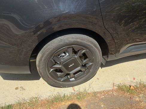 Used 2025 Kia Carnival EX FWD image 12