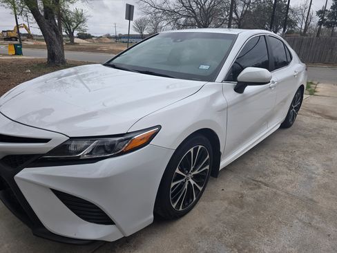 Used 2018 Toyota Camry SE image 2