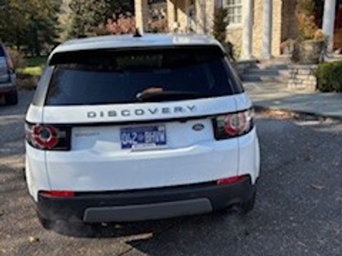 Used 2017 Land Rover Discovery Sport SE image 4