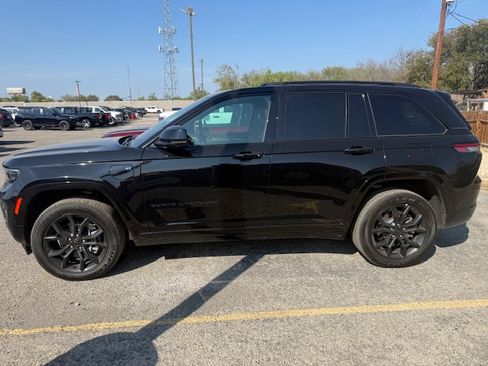 Used 2025 Jeep Grand Cherokee Limited 4xe image 2