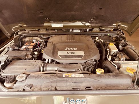 Used 2015 Jeep Wrangler Unlimited Sahara w/ Connectivity Group image 20