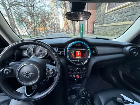 Used 2020 MINI Cooper 4-Door Hardtop w/ Storage Package image 9