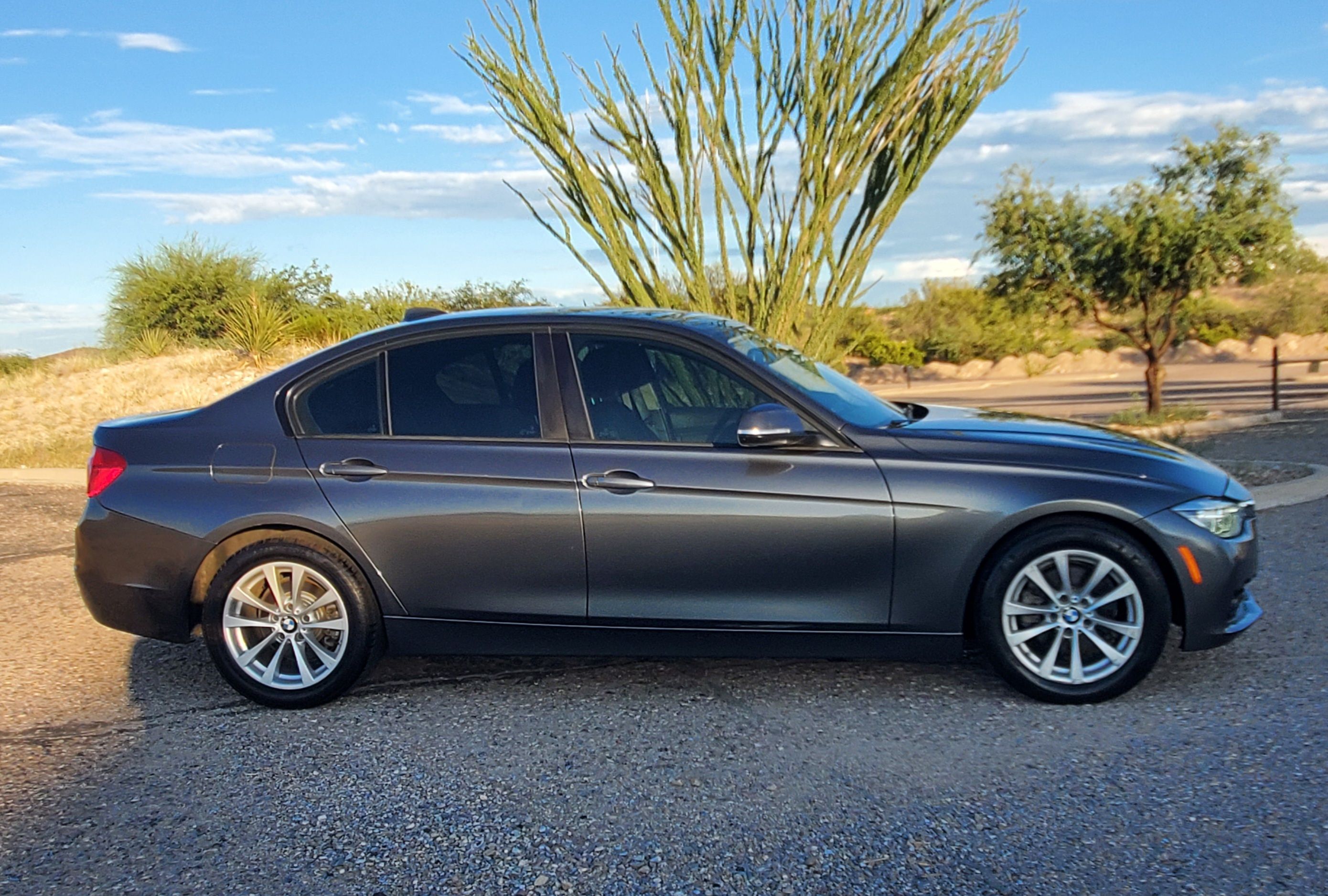 Used 2018 BMW 320i Sedan RWD image 5