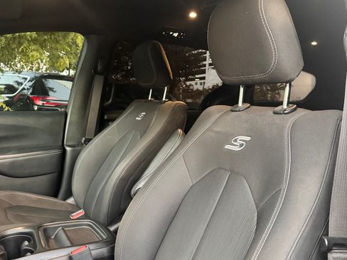 Used 2018 Chrysler Pacifica Touring Plus image 9