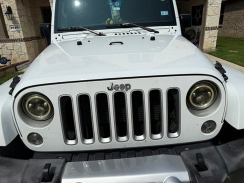 Used 2016 Jeep Wrangler Unlimited Sahara w/ Connectivity Group image 14