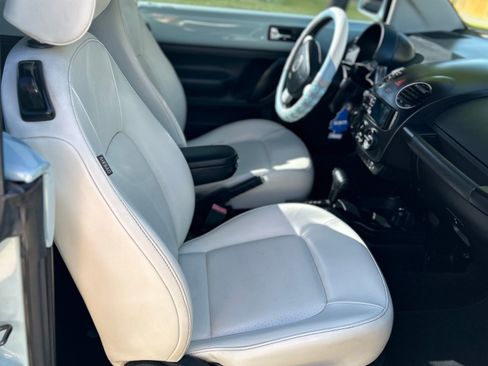 Used 2010 Volkswagen Beetle Final Edition FWD image 8