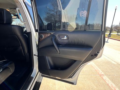 Used 2014 INFINITI QX80 4WD w/ Deluxe Touring Package image 13