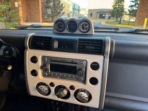 Used 2011 Toyota FJ Cruiser Sport Utility 2D image 14