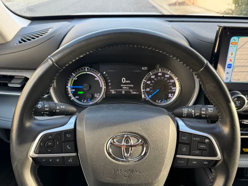 Used 2023 Toyota Highlander XLE image 6