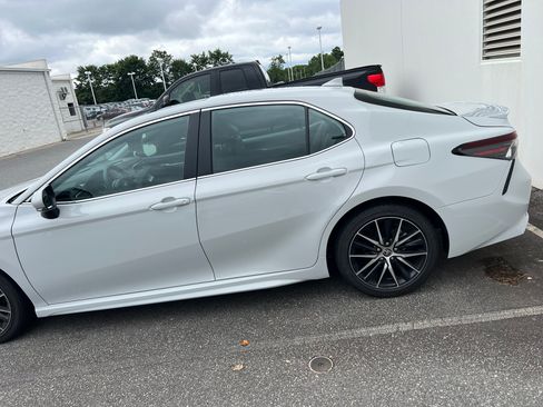 Used 2024 Toyota Camry SE image 1