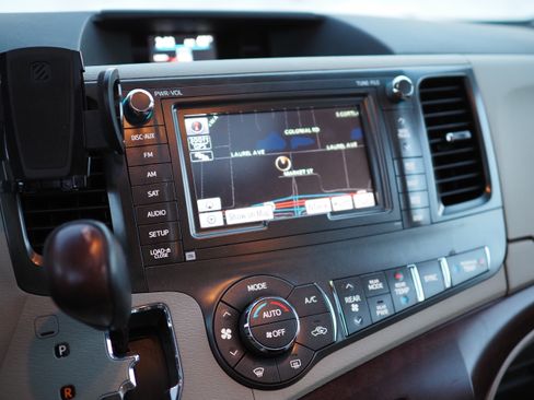 Used 2014 Toyota Sienna XLE image 8