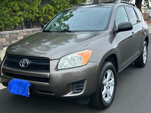 Used 2012 Toyota RAV4 FWD w/ Upgrade Value Pkg image 2