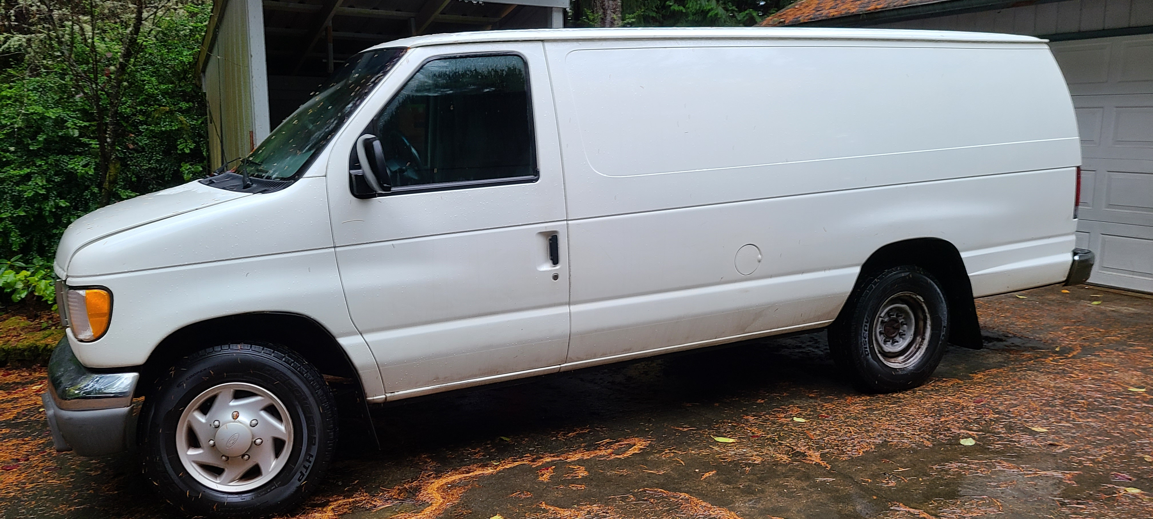 Used 2001 Ford E-350 and Econoline 350 Extended Super Duty RWD image 1