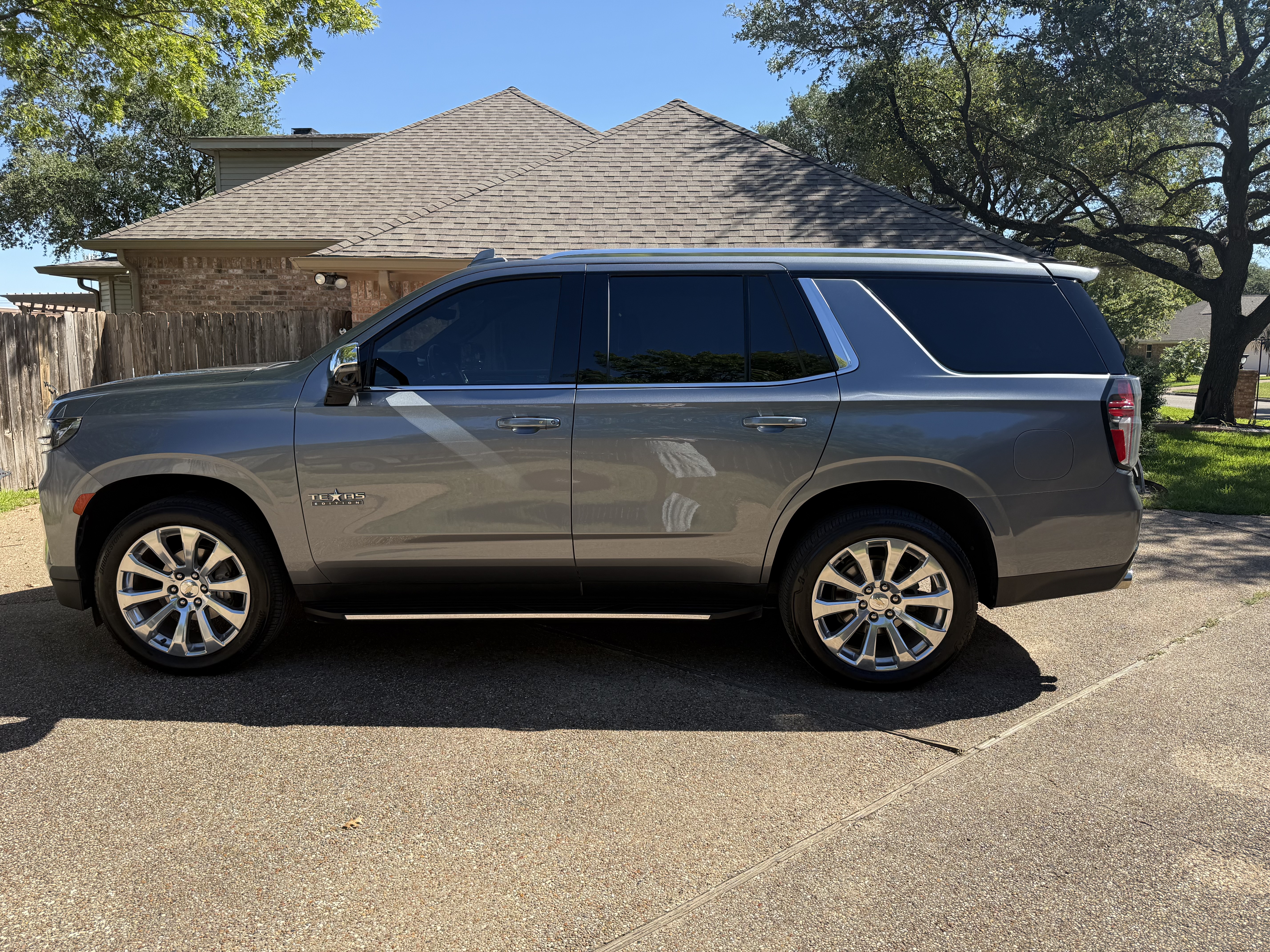 Used 2021 Chevrolet Tahoe Premier w/ Premium Package RWD image 2