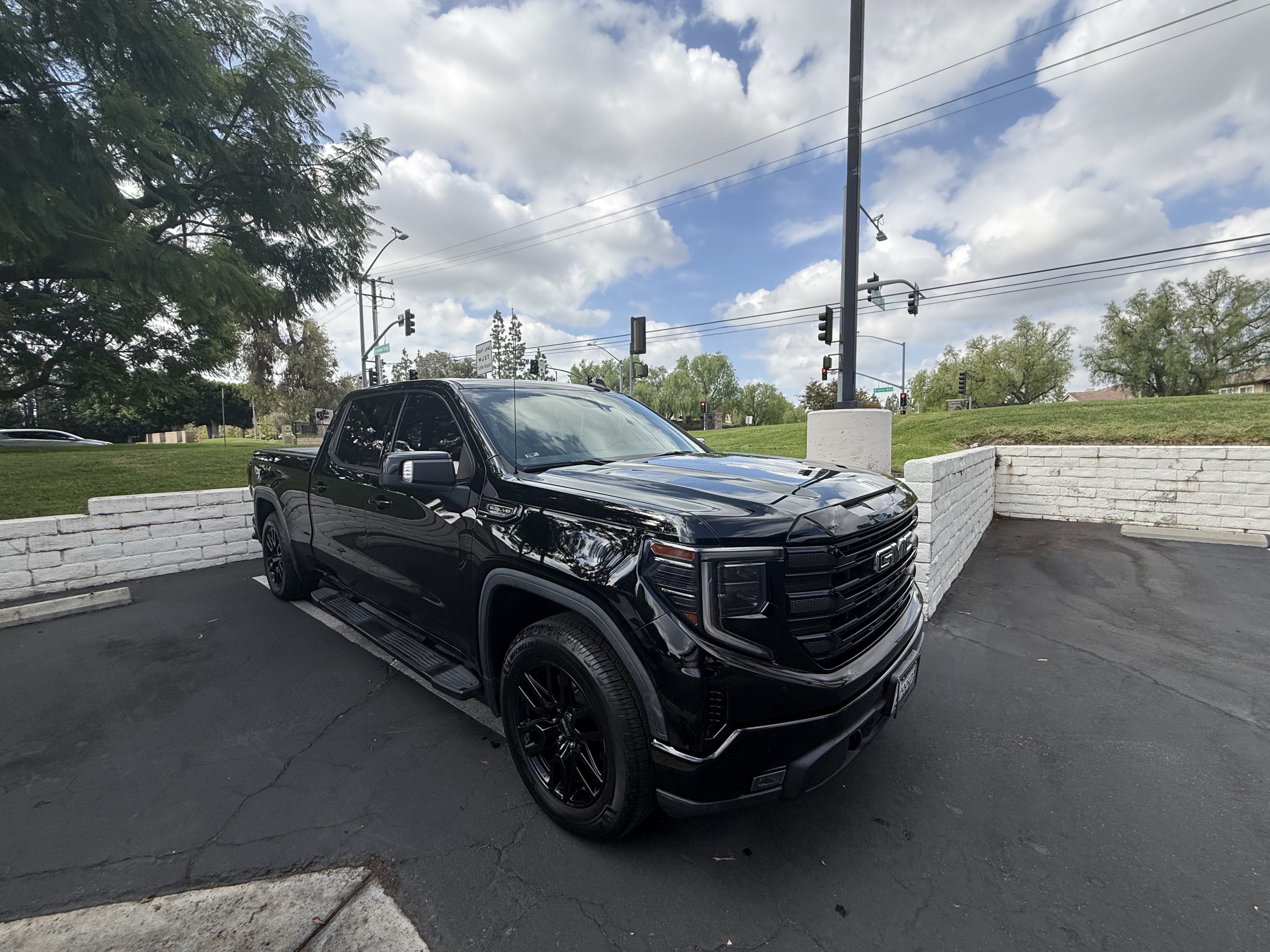 Used 2022 GMC Sierra 1500 Elevation w/ Elevation Premium Package AWD/4WD image 2