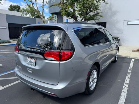 Used 2017 Chrysler Pacifica Touring-L w/ Tire & Wheel Group image 8