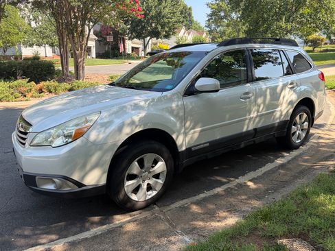 Used 2011 Subaru Outback 2.5i Premium AWD/4WD image 2