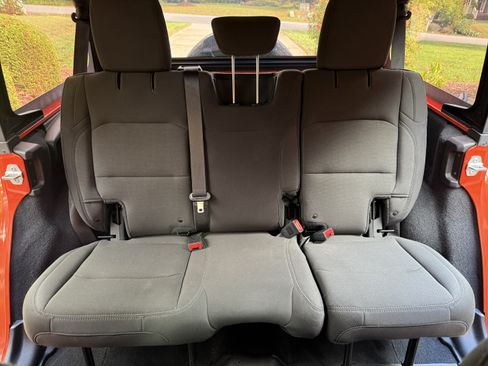 Used 2018 Jeep Wrangler Unlimited Sahara image 16