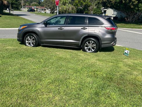 Used 2014 Toyota Highlander Plus FWD image 12