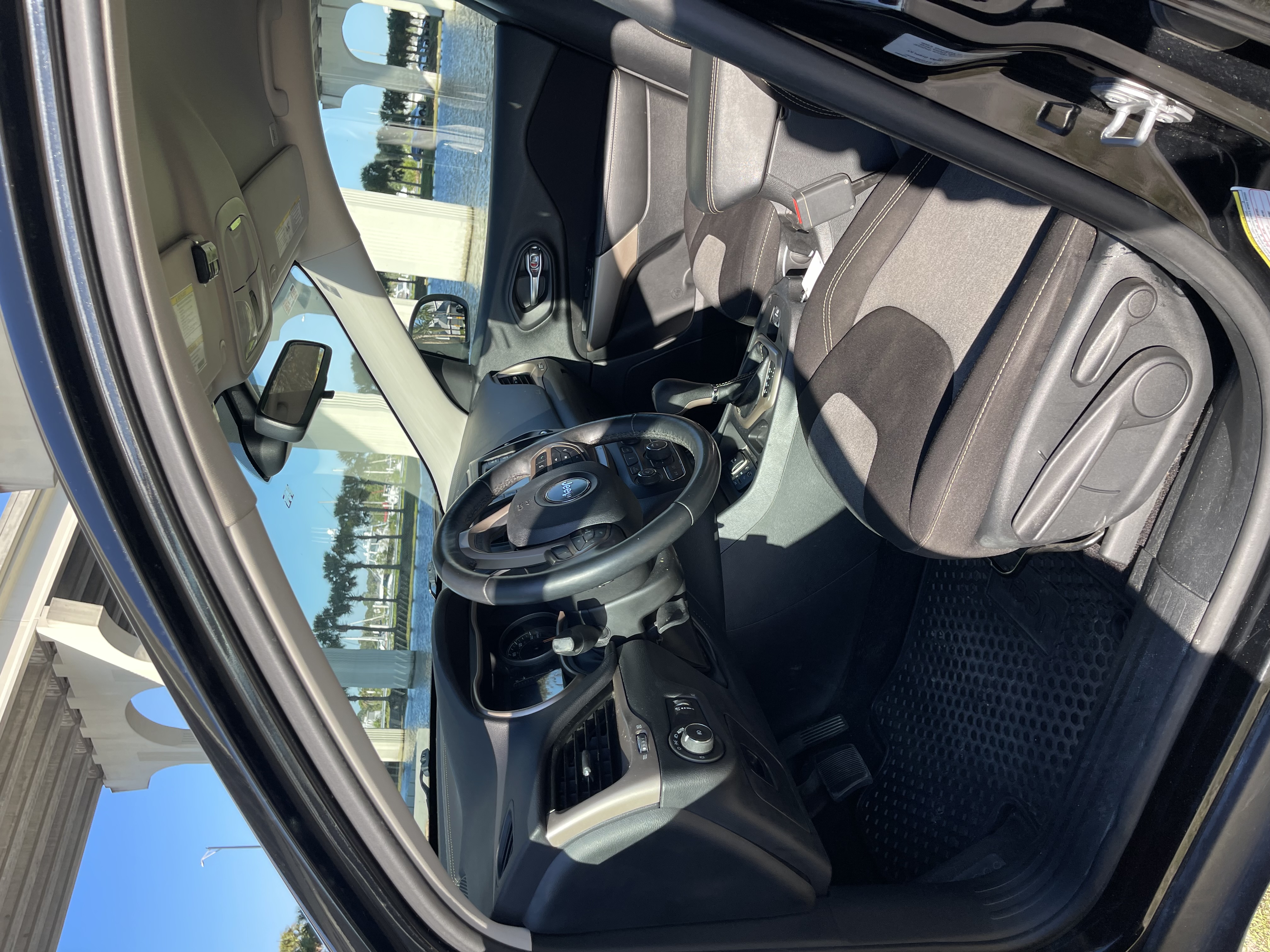 Used 2018 Jeep Cherokee Latitude w/ Cold Weather Group FWD image 11